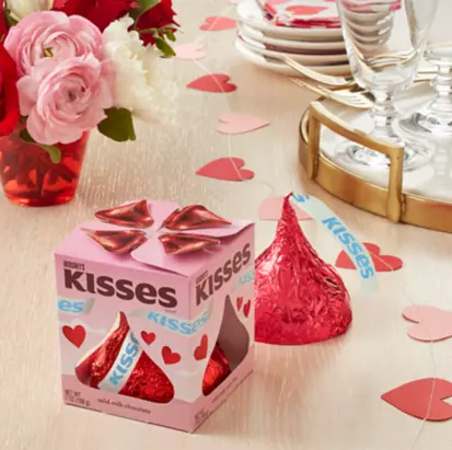 HERSHEY'S KISSES Valentine's Milk Chocolate Giant Candy, 7 oz box