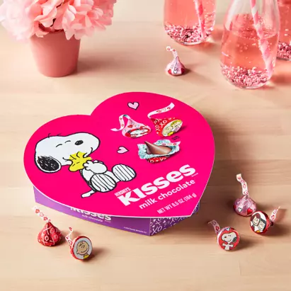 Hershey's Kisses Milk Chocolate Snoopy & Friends 9.5 oz. Bag