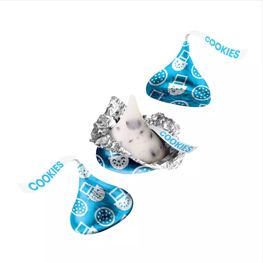 HERSHEY'S KISSES Snowman Foils COOKIES 'N' CREME Candy, 9 oz bag - Out of Package