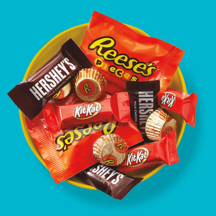 Hershey Chocolate Miniature Size Assortment, 33.38 oz party bag - Poured in bowl