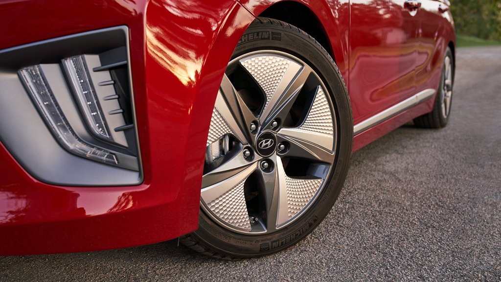 Hyundai IONIQ Hybrid Features