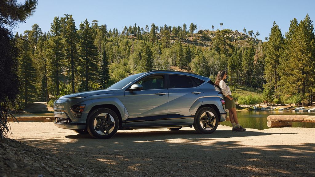 Calendar and truck representing the best time to buy a truck