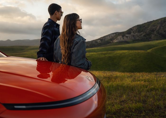 Calendar and truck representing the best time to buy a truck