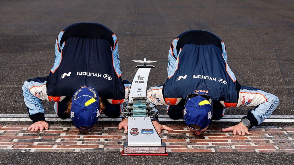 1-2 finish earns Hyundai 5th straight manufacturers' championship.