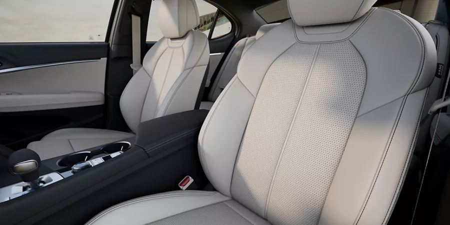 Genesis G70 配置 Fog Gray 雙色座椅的駕駛座側角度內飾特寫照