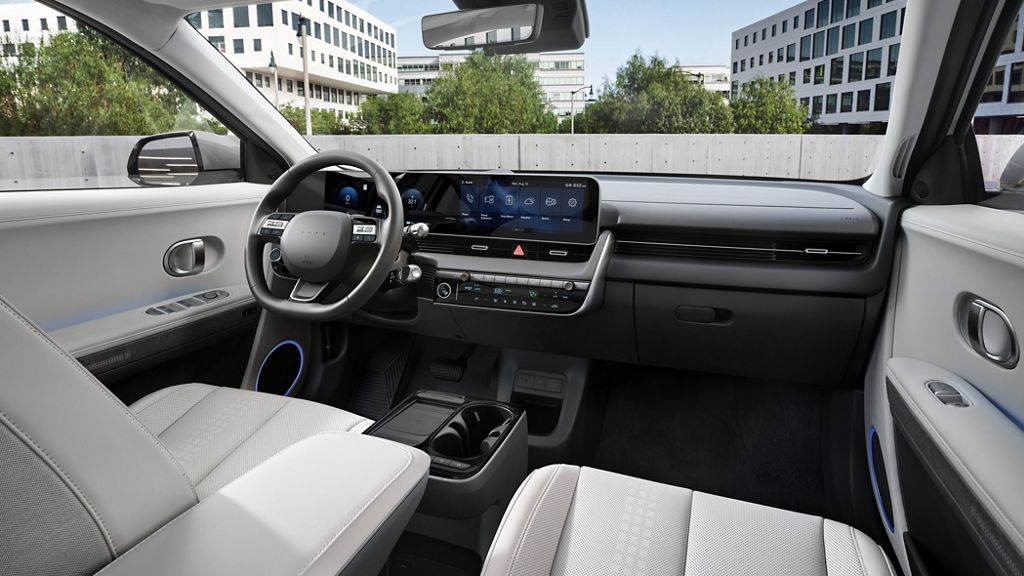 https://s7d1.scene7.com/is/image/hyundai/2025-ioniq-5-0230-gallery%3A16-9?fmt=webp&hei=810&qlt=85%2C0&wid=1440