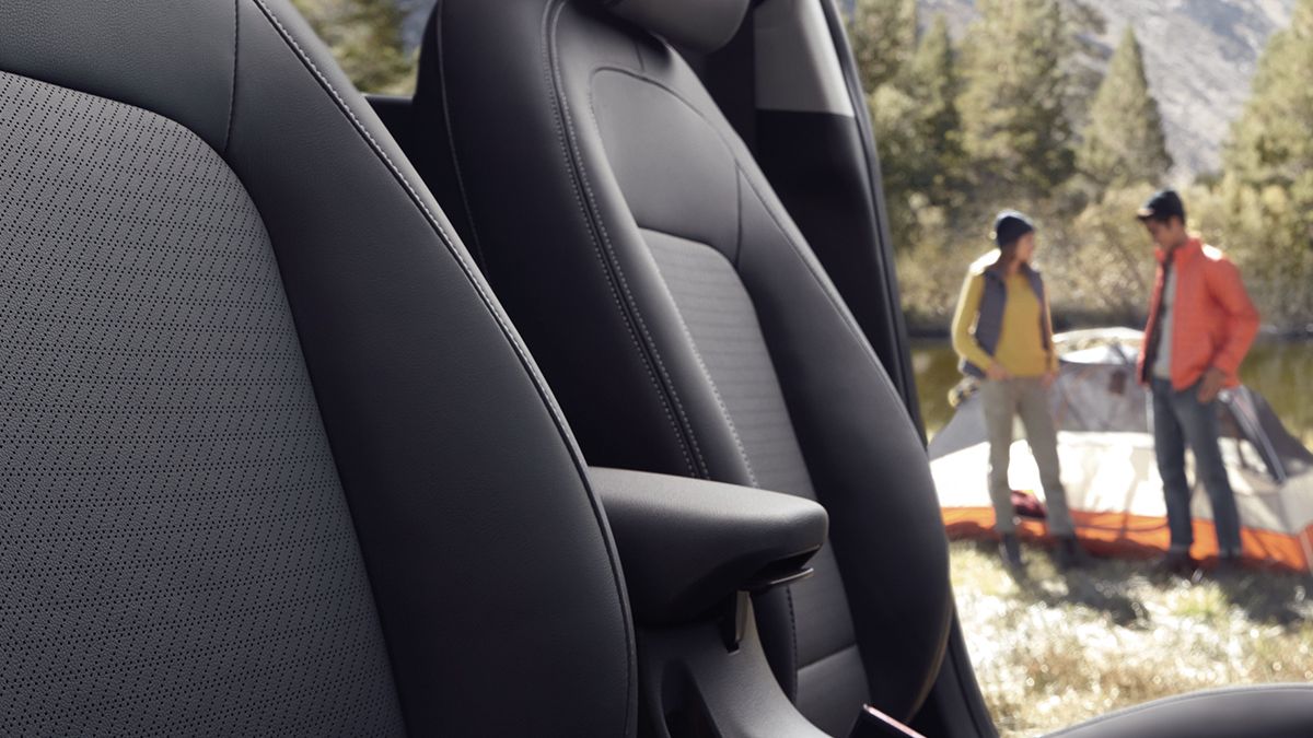 Interior del Hyundai Nexo con asientos de cuero vegano y montañas de fondo que se ven por la ventana del automóvil
