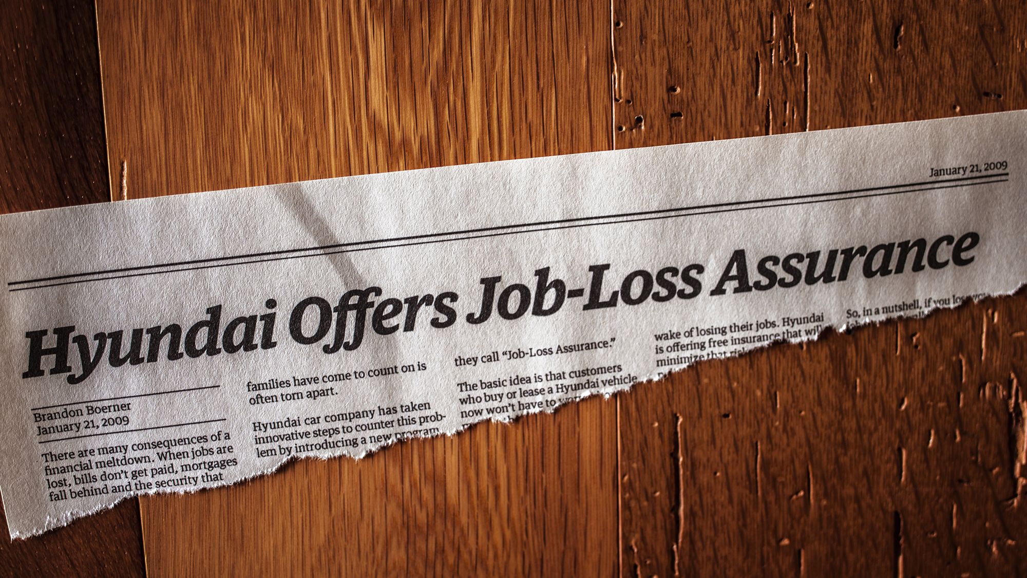 Recorte de periódico de enero 2009 con un titular que dice "Hyundai Offers Job-Loss Assurance" (Hyundai ofrece un seguro por desempleo)