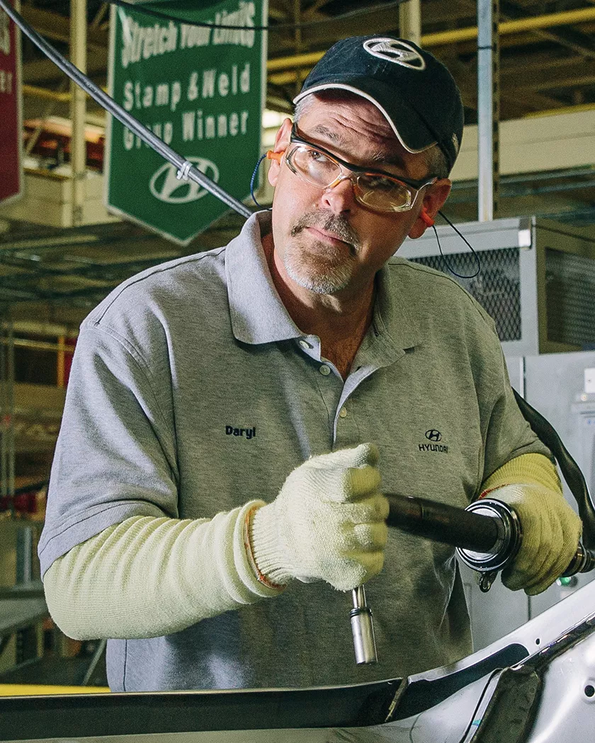 Daryl, empleado de Hyundai, trabaja en la construcción de un automóvil en la planta de fabricación automotriz de Hyundai en Montgomery, Alabama