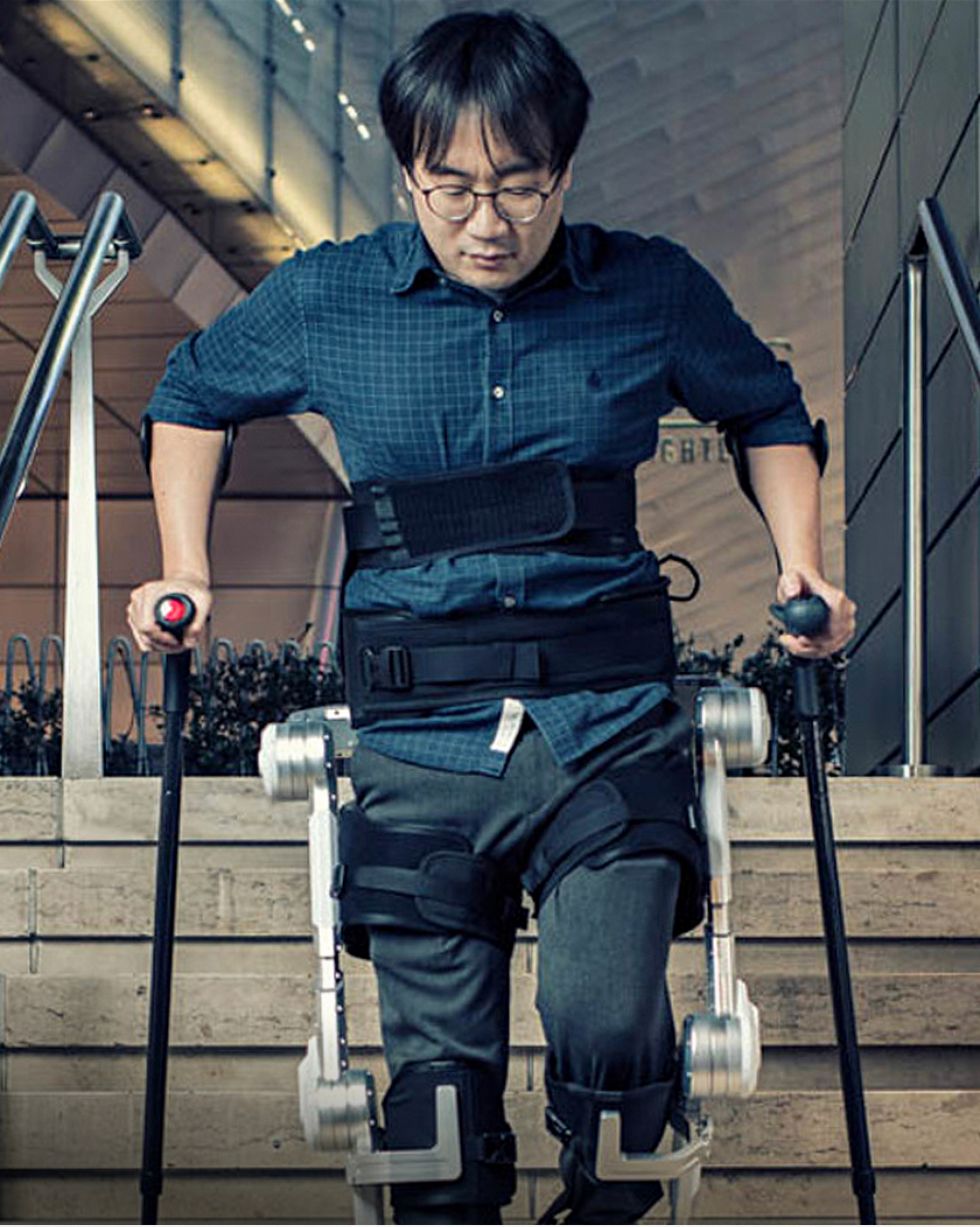 現代汽車工程師穿著現代汽車 Exoskeleton 走下樓梯