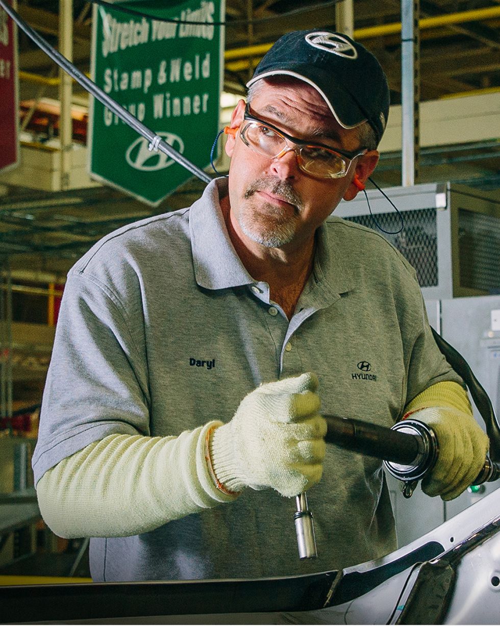 現代汽車員工 Daryl 在位於阿拉巴馬州蒙哥馬利的現代汽車製造廠安裝打造車輛
