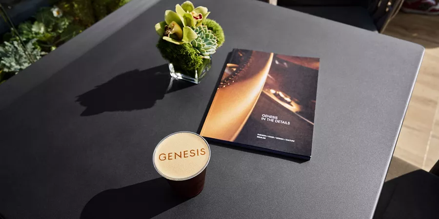 Mesa con un folleto de Genesis