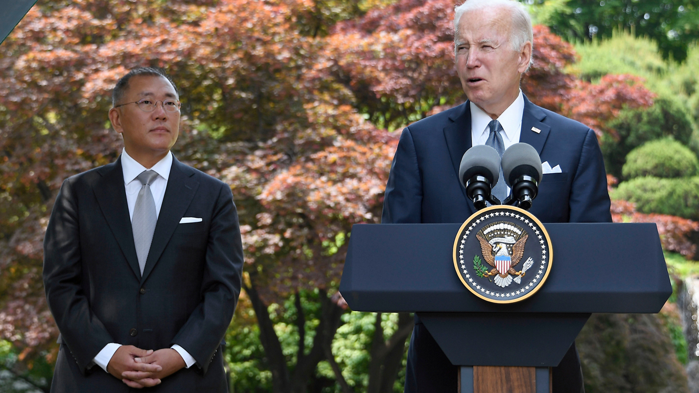 Euisun Chung, presidente ejecutivo de Hyundai Motor Group, reunido con el presidente Joe Biden.