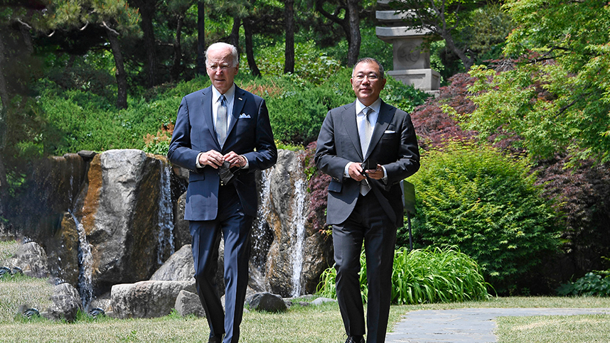 El presidente ejecutivo de Hyundai, Euisun Chung, se reúne con Joe Biden