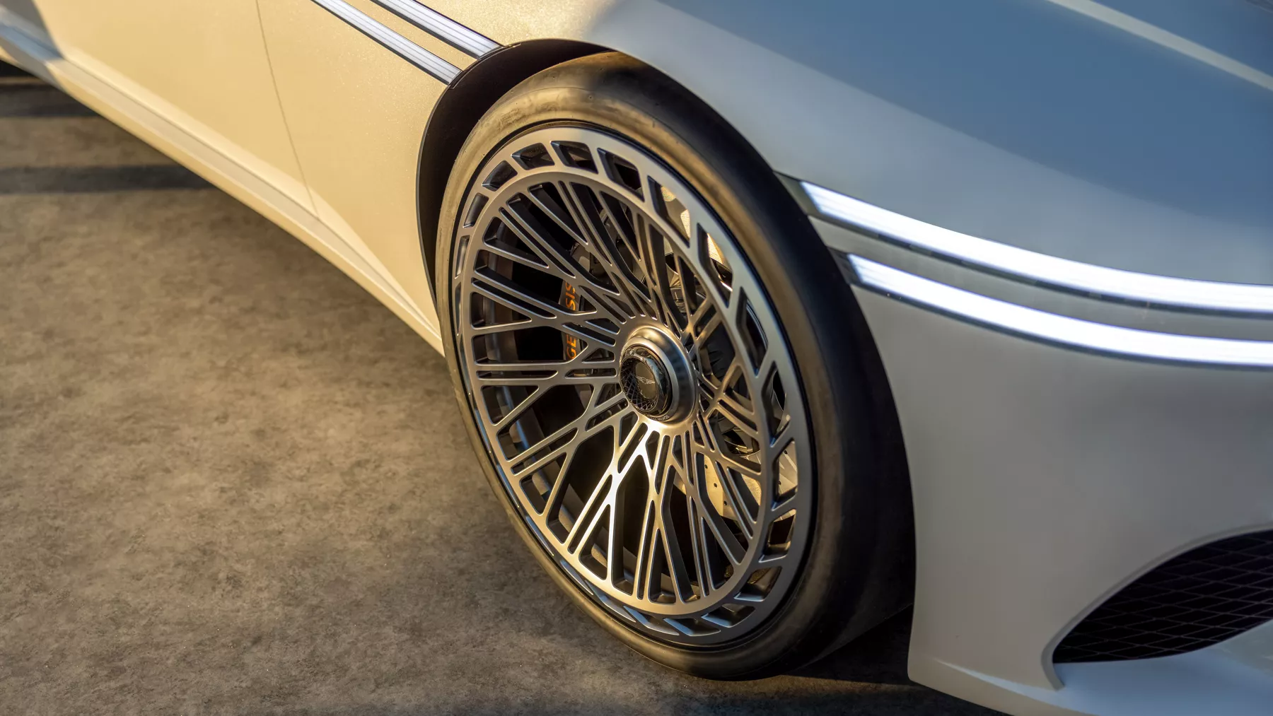 X Convertible 概念車輪胎和輪圈特寫。