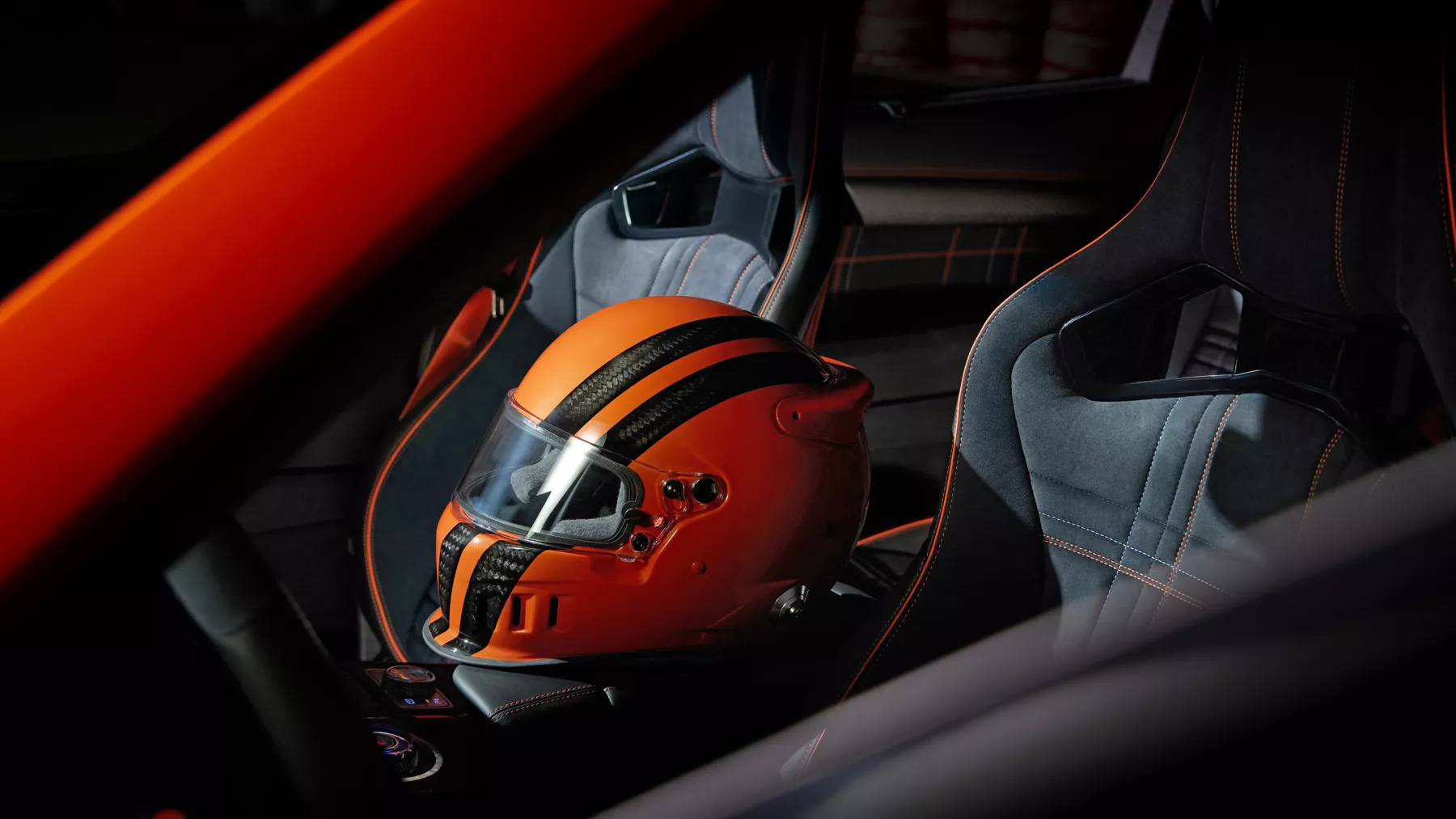 搭配相配橙色賽車頭盔的 GV80 Coupe Concept 內飾照。