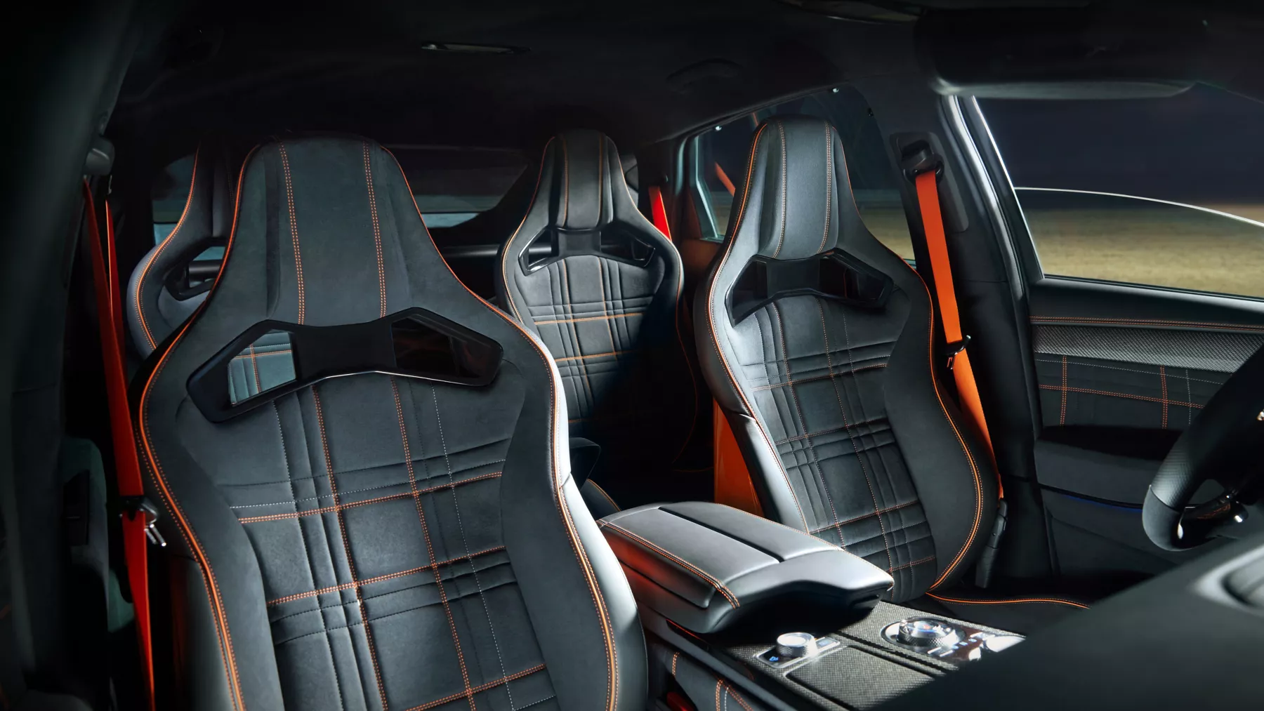 強調座椅縫線的 GV80 Coupe Concept 內飾照。