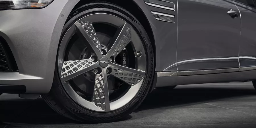 Neumático delantero del G80 con ruedas de aleación deportivas de 20 pulgadas.