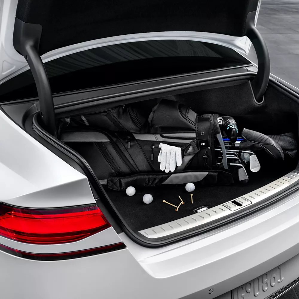 G90의 열린 트렁크와 그 안에 있는 골프 가방과 클럽.
