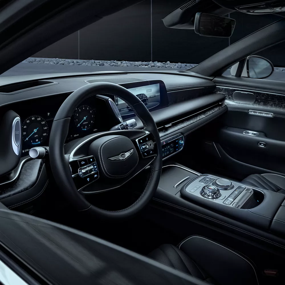 G90 블랙 색상의 스티어링 휠 및 앞좌석 공간.