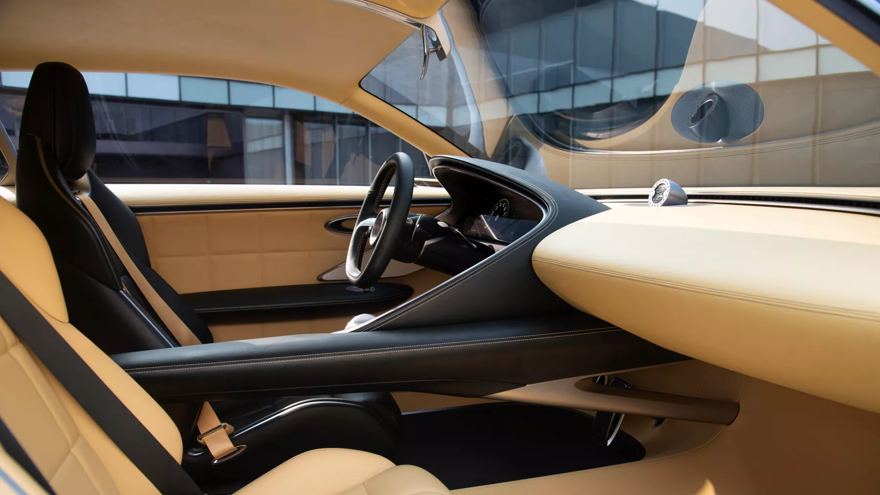 X Speedium Coupe 概念車前儀表板和前排座椅。