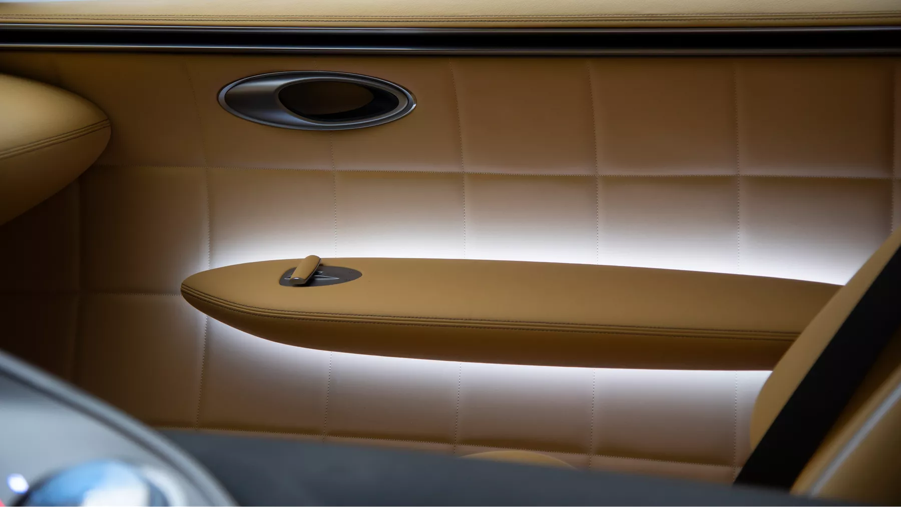 X Speedium Coupe 概念車乘客車門上的控制裝置。