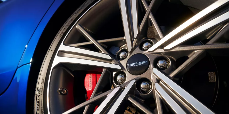 Closeup of sporty G70 wheel.