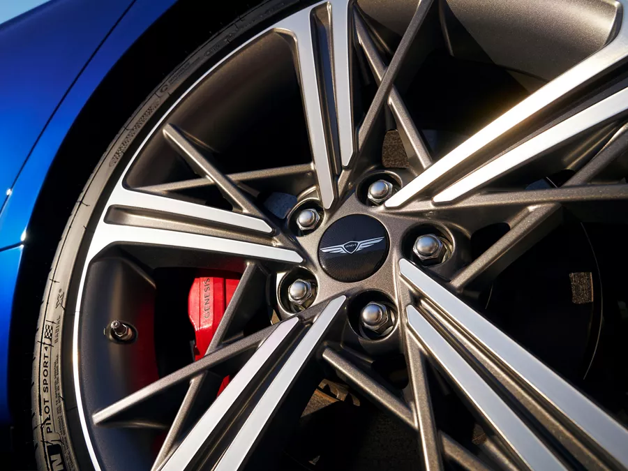 Closeup of sporty G70 wheel.