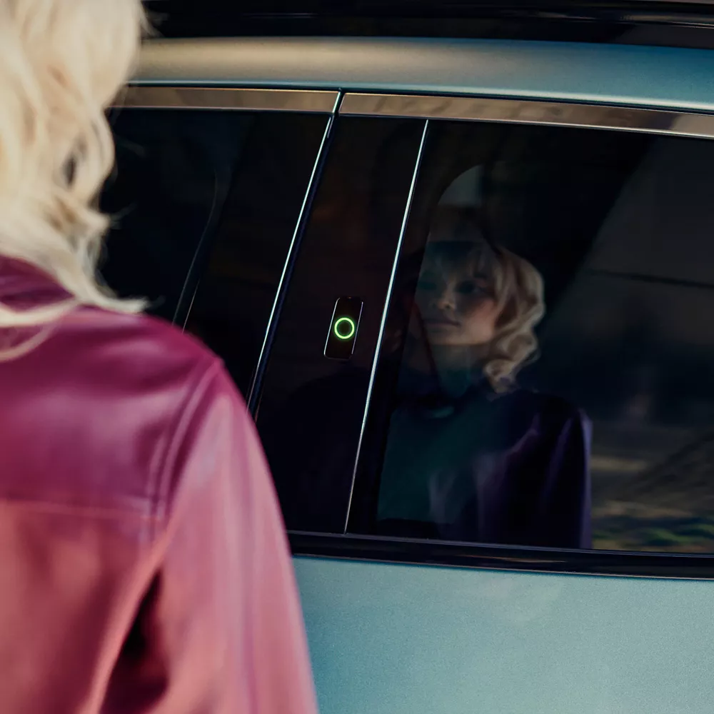 Mujer mirando a la cámara Face Connect del GV60 en la puerta del conductor.