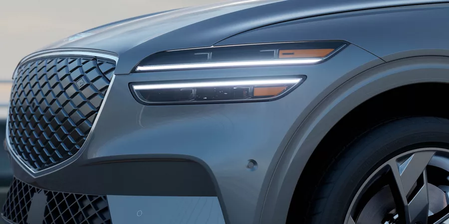 Electrified GV70의 후드에 편하게 기대선 남성.