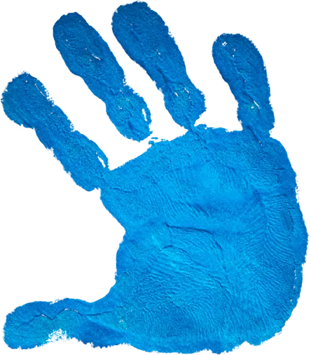 Huella de mano de niño en pintura azul como si estuviera plasmada en la pantalla