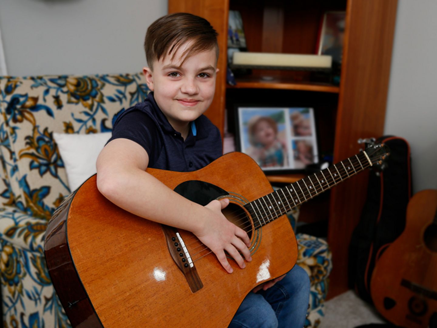 Oliver, nuestro nuevo Joven Embajador Nacional, muestra sus habilidades con la guitarra acústica.