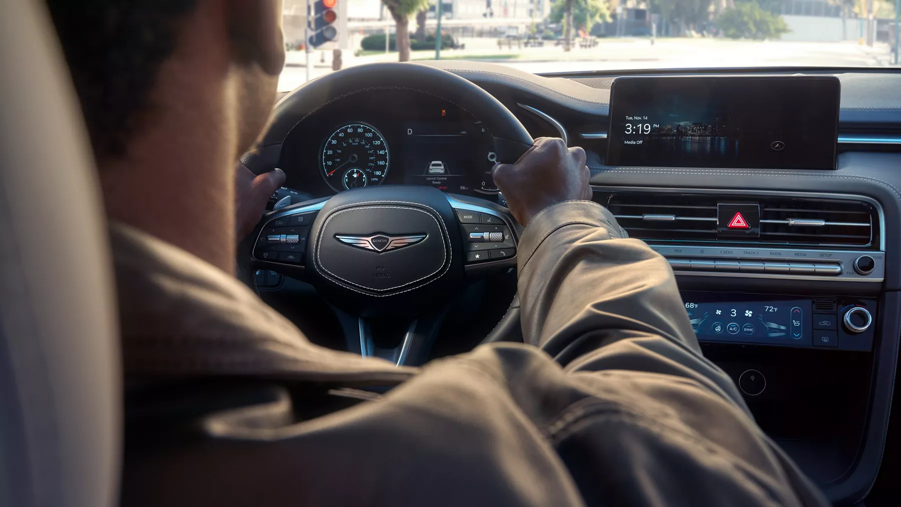 Genesis G70 由一男子駕駛的後座視角越肩內飾特寫照