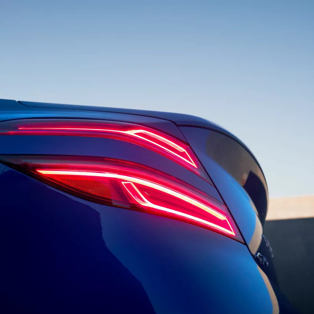 Genesis G70 (Kawah Blue) 黃昏時尾燈特寫照