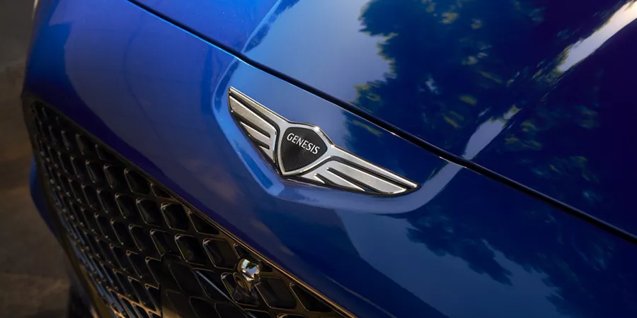 Genesis G70 (Kawah Blue) 引擎蓋上 Genesis 標徽空拍特寫照