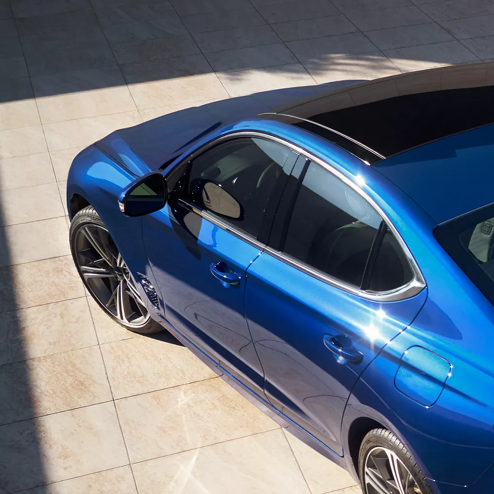 Genesis G70 (Kawah Blue) 高角度俯拍駕駛側視角照