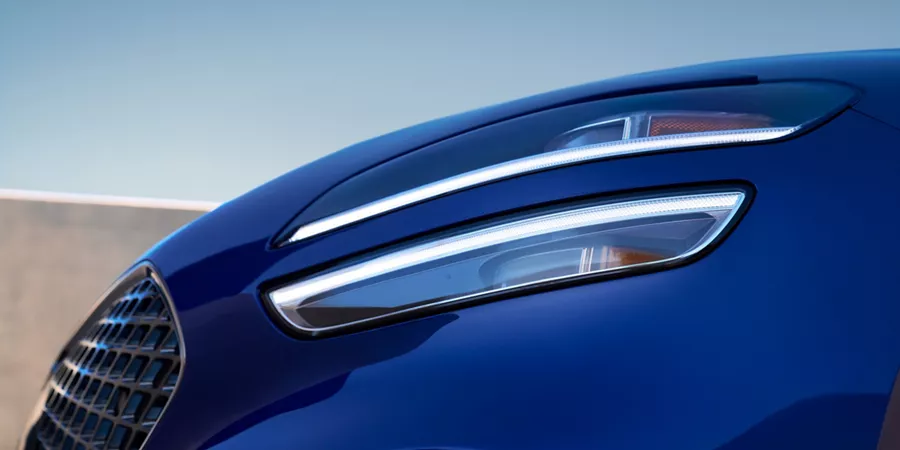 Genesis G70 (Kawah Blue) 黃昏時頭燈特寫照