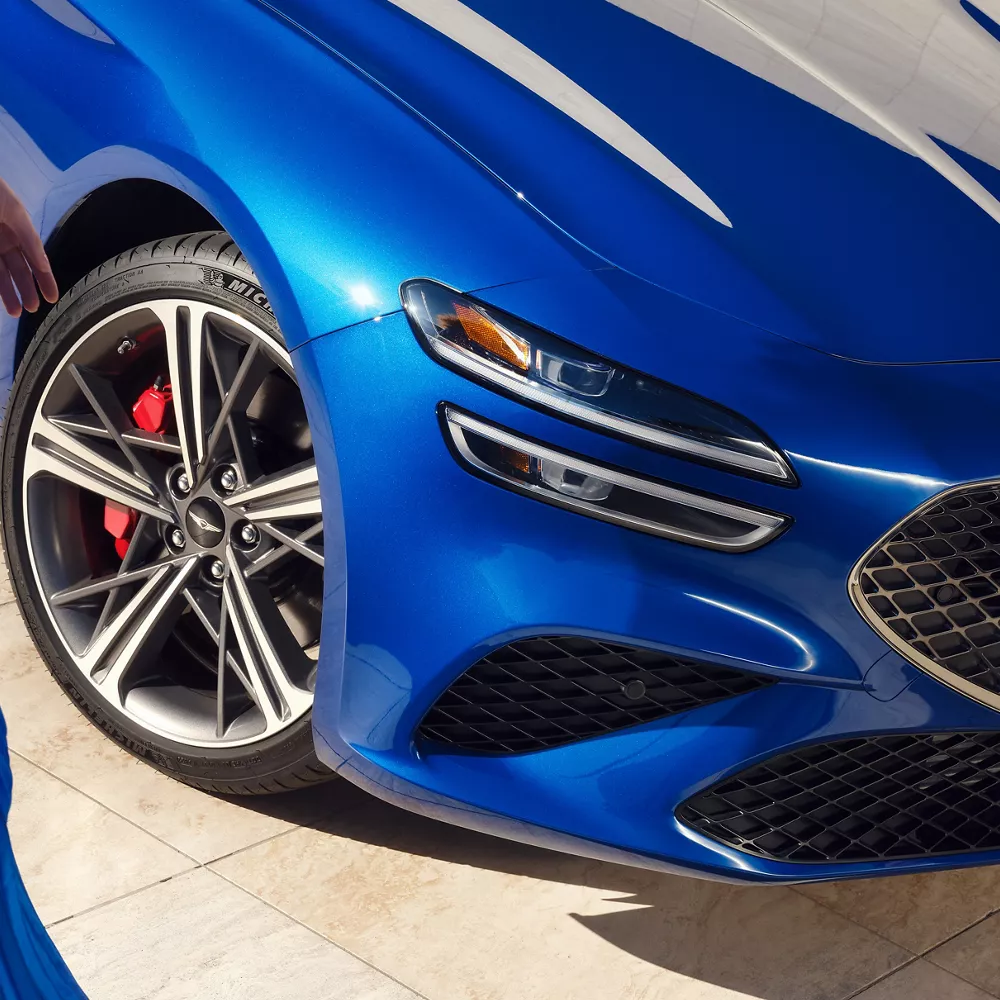 Genesis G70 (Kawah Blue) 車輪與車前格柵的前座乘客側特寫照