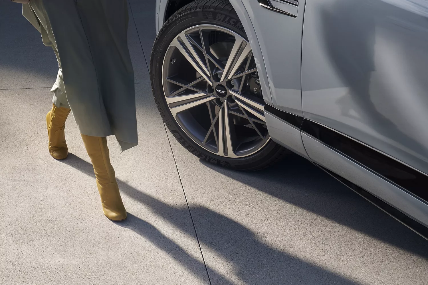 Close up of the 20-inch dark gray matte rims on Genesis GV80 Coupe in Bering Blue