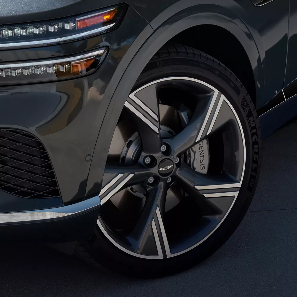 3/4 front driver side close up of wheel details on Genesis GV80