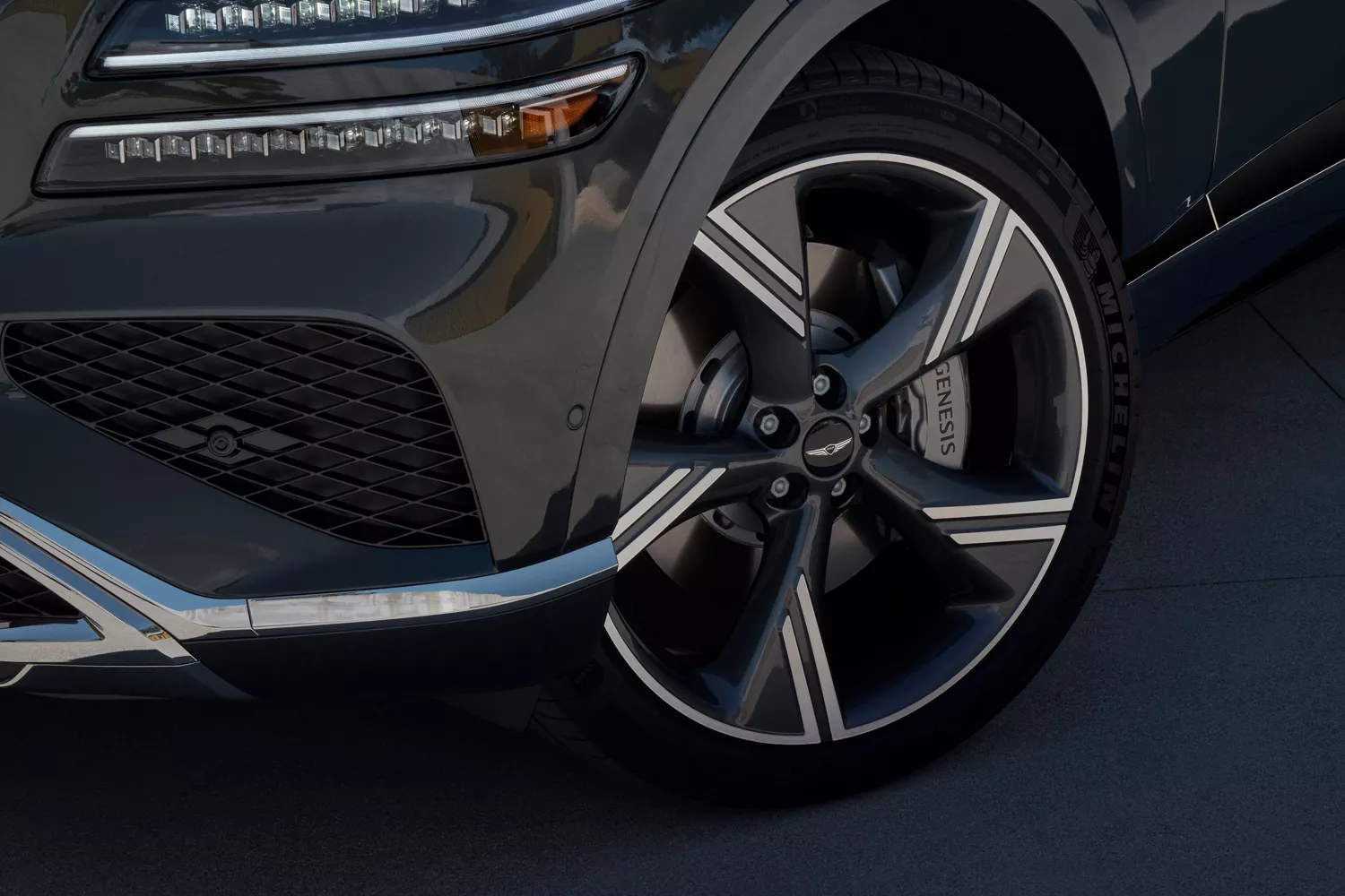 3/4 front driver side close up of wheel details on Genesis GV80