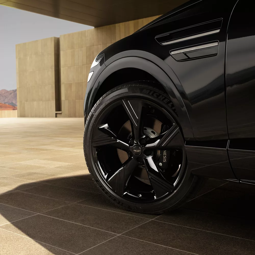 Driver side close up of wheel details on Genesis GV80 in Prestige Black
