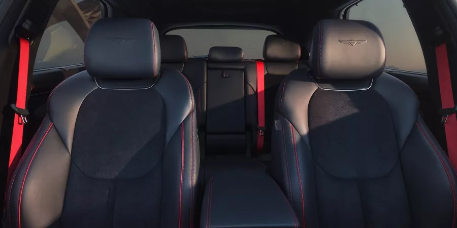 Interior close up of Genesis GV70 quilted leather seating in Obsidian Black & Ultra-Marine Blue