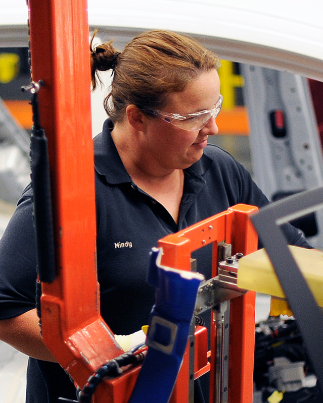 Empleada de Hyundai trabajando en la línea de fabricación en la planta de Hyundai en Montgomery, Alabama