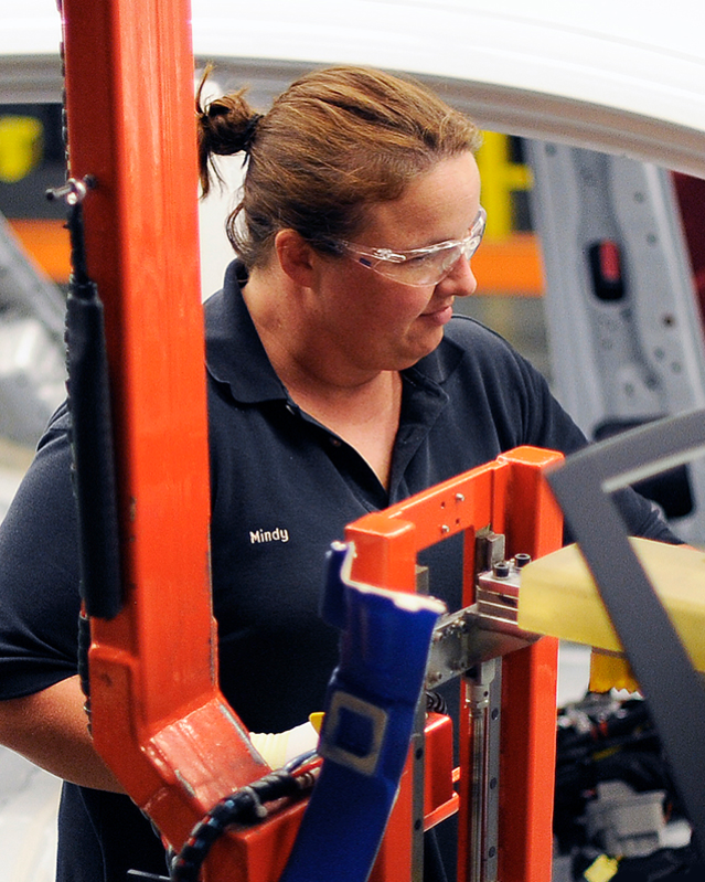 一名現代汽車女性員工在阿拉巴馬州蒙哥馬利現代汽車廠生產線工作的景況