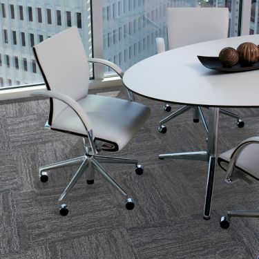 Interface Vermont carpet tile in meeting room with small table and chairs  numéro d’image 1