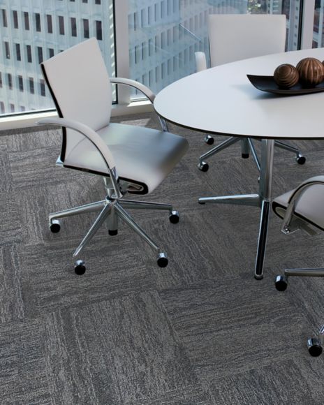Interface Vermont carpet tile in meeting room with small table and chairs  imagen número 7