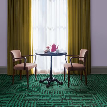 Interface PM29 plank carpet tile in seating area for two by window numéro d’image 1