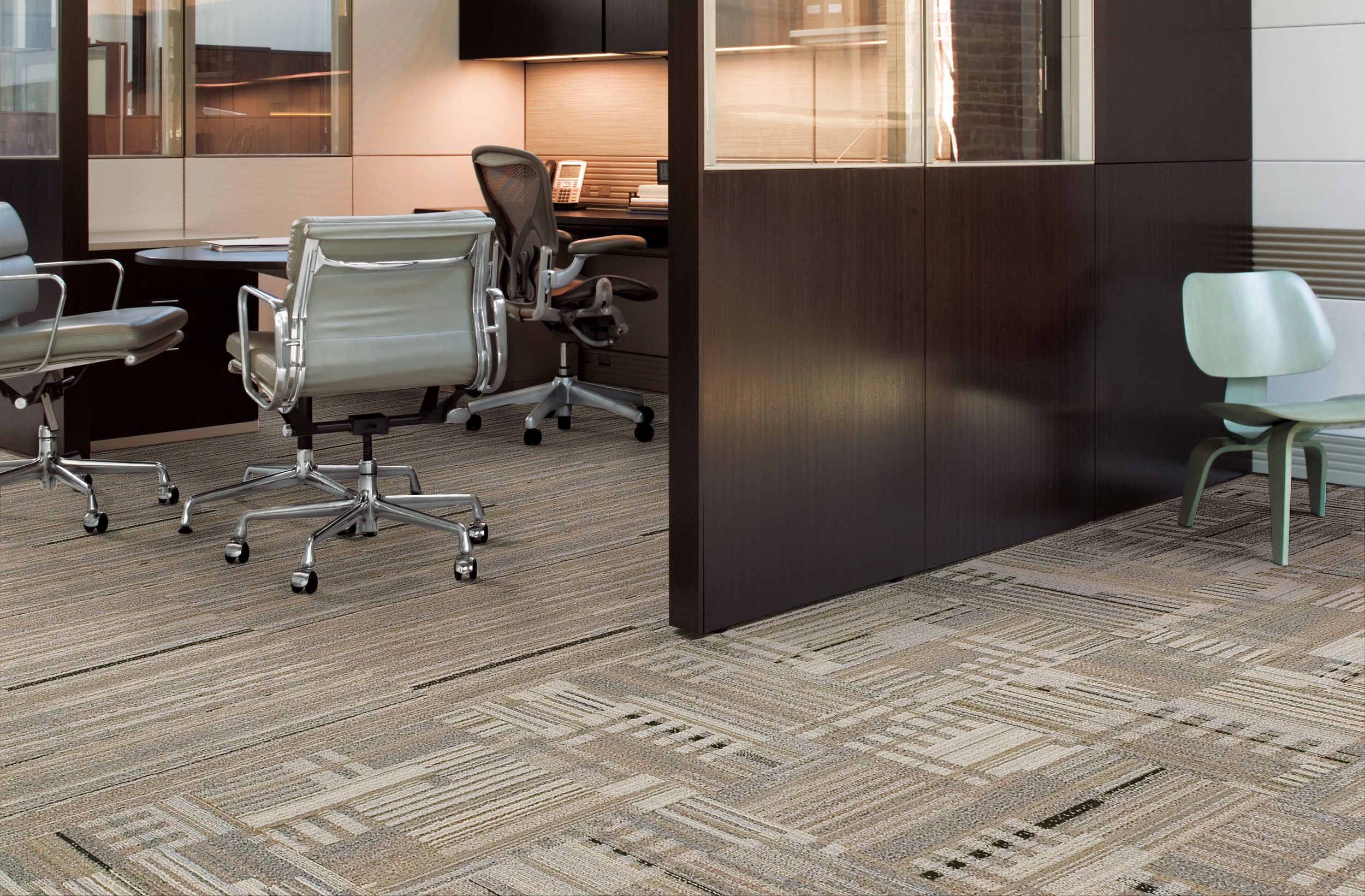 Interface Remade and Reincarnation carpet tile in open office with short dividing wall numéro d’image 4