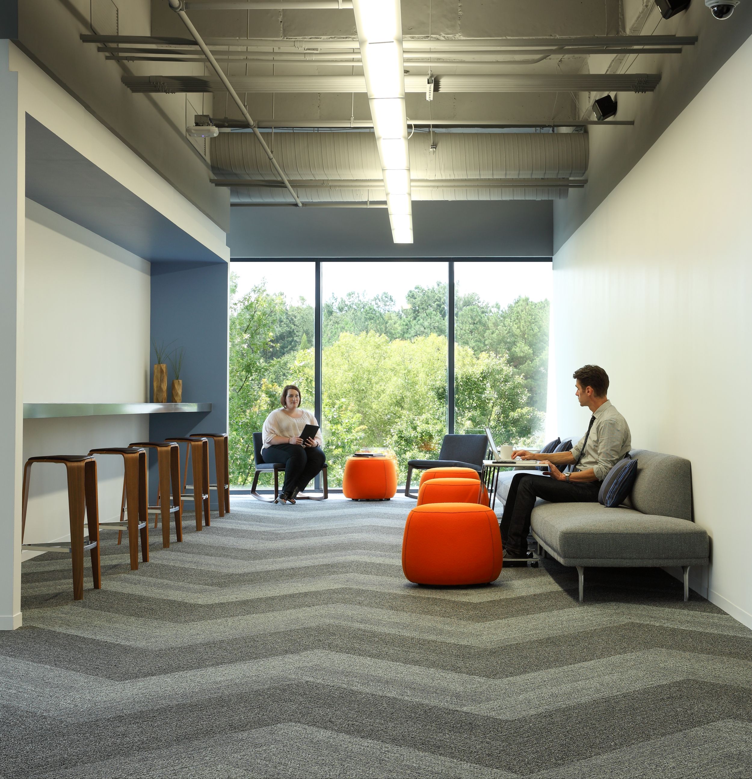 Interface Harmonize plank carpet tiles in common workspace with bright orange round ottomans imagen número 10